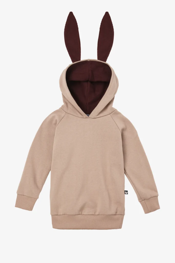 Kinder-Hoodie in Sand-Beige mit Hasenohren an der Kapuze, bordeaux gefüttert — Legeware-Produktfoto für Onlineshop