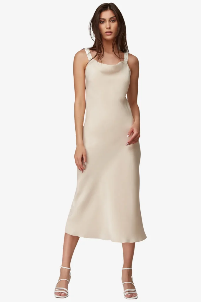 Damen-Slipkleid in Champagner mit Wasserfallausschnitt und Perlenapplikation an den Trägern — On-Model-Produktfoto